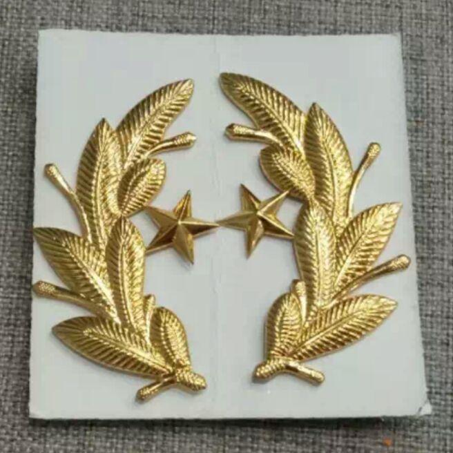 Cành tùng cài áo vest