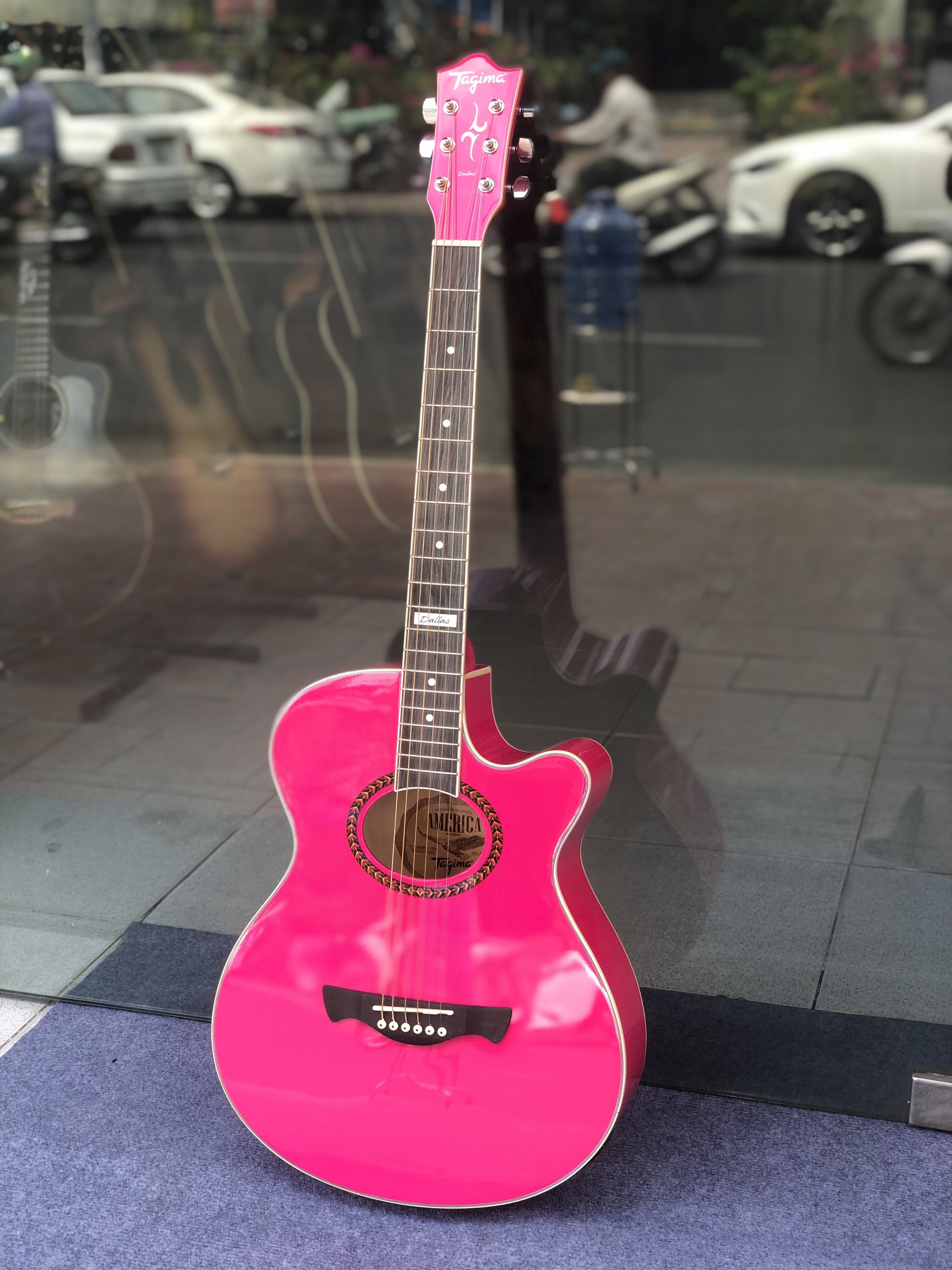 Thanh lý Guitar Tagima hồng