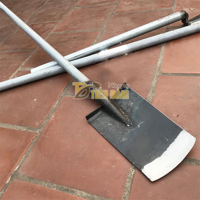 Xẻng đào cây làm vườn thép rèn thủ công.
