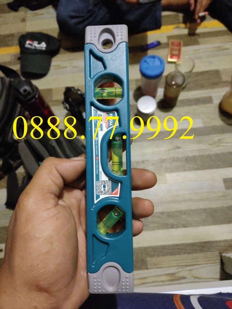 Thước thuỷ có từ mini total tmt2267 chiều dài 225mm, có nam châm hút, 3 mực thủy ngân, nhựa abs cứng chắc - chính hãng