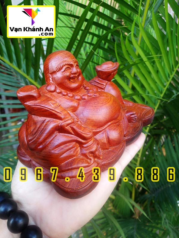 Tượng Phật Di Lặc để xe