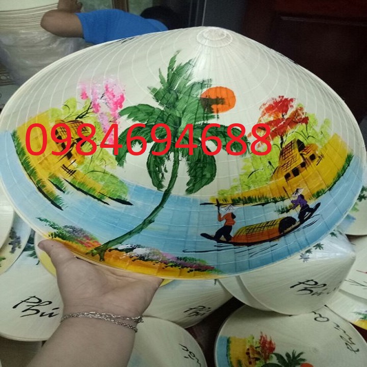 Vẽ tranh lên nón lá