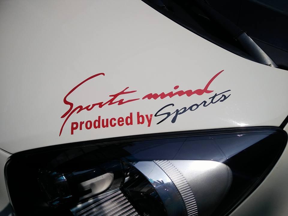 Tem Sport mind mặt capo ô tô ( màu trắng )