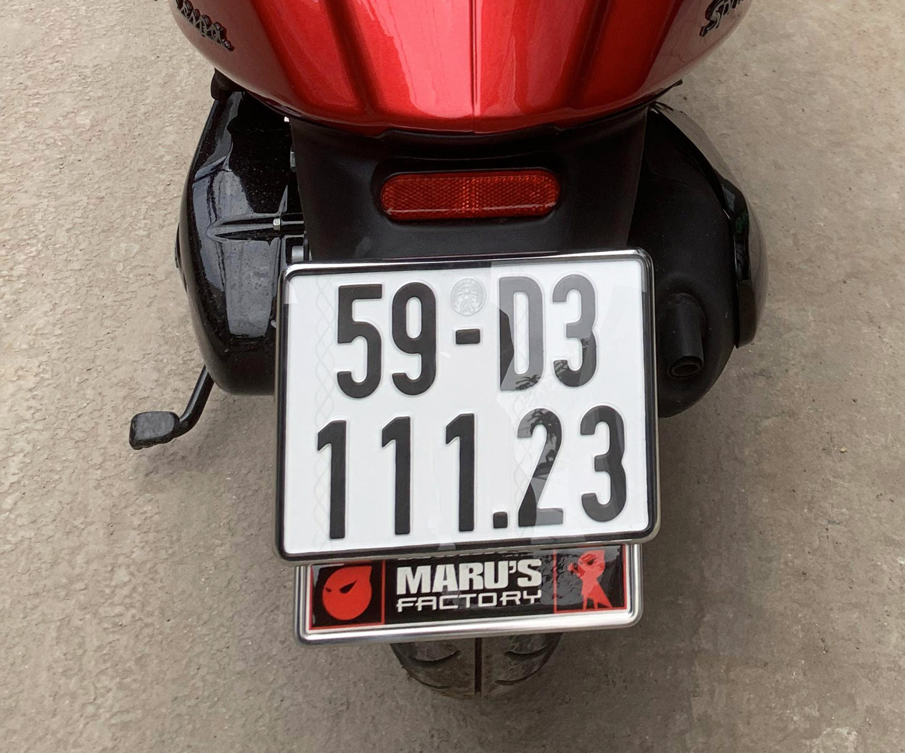 Đế biển số Vespa