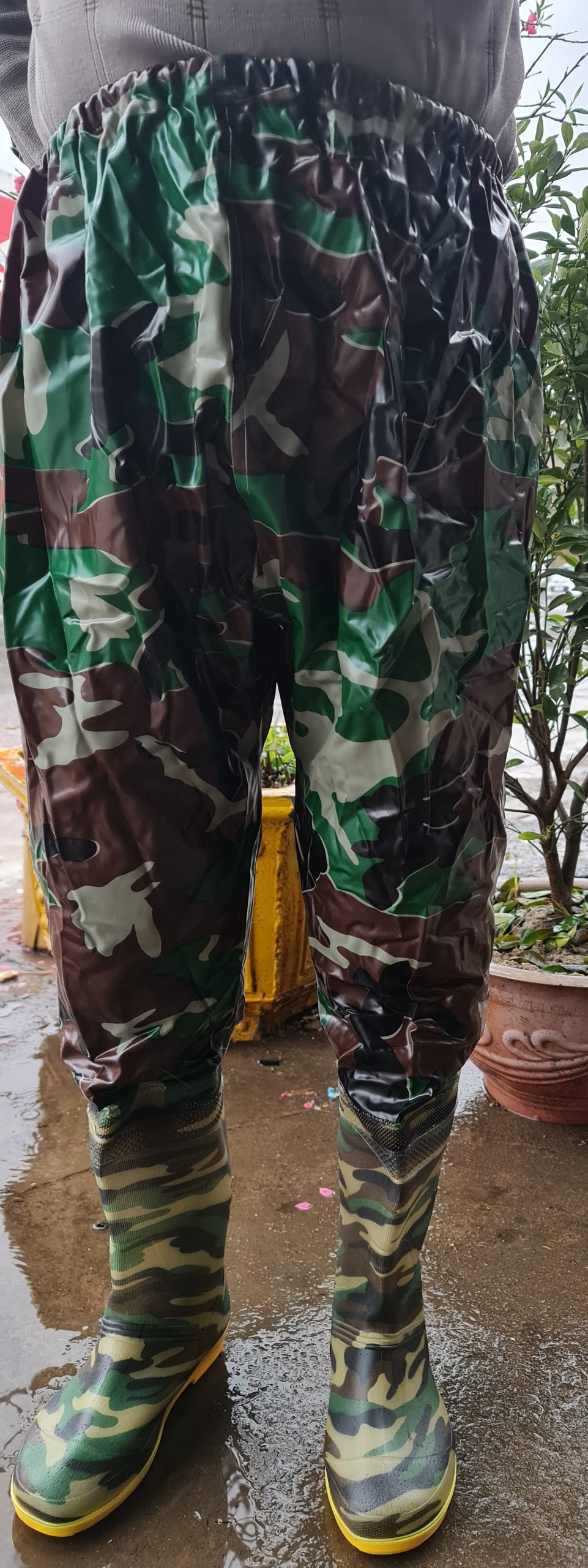 Quần ủng lội nước