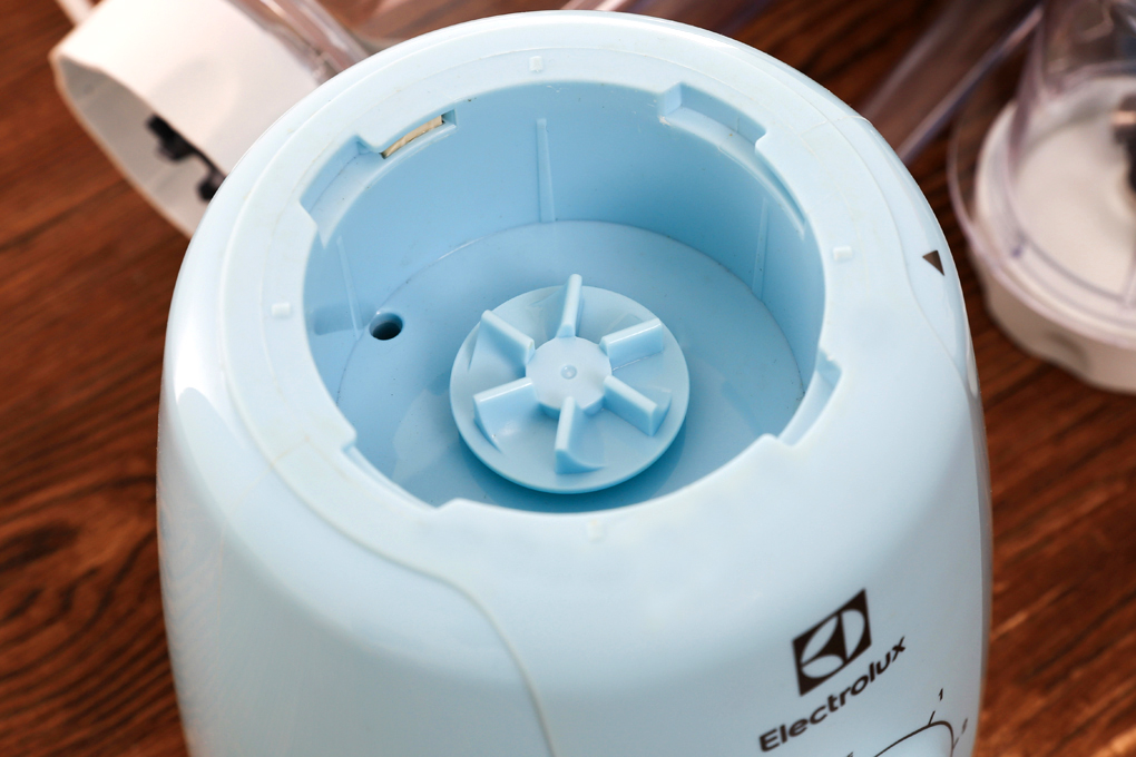 Máy xay sinh tố Electrolux EBR3416 400W xay đá, 2 cối (HÀNG TRƯNG BÀY, BH 12 THÁNG)