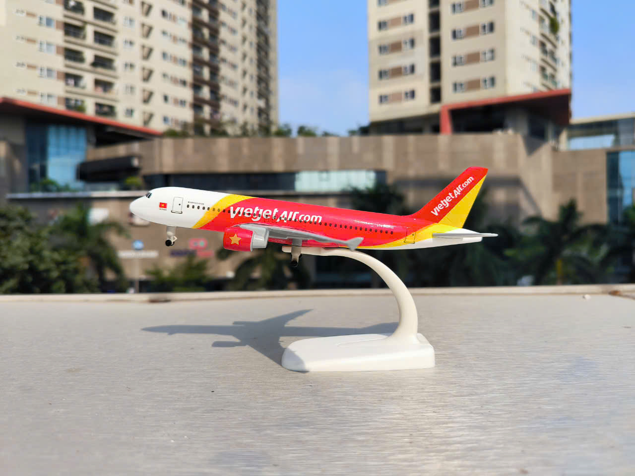 Mô hình máy bay dân dụng kích thước 20cm chất liệu kim loại bền đẹp