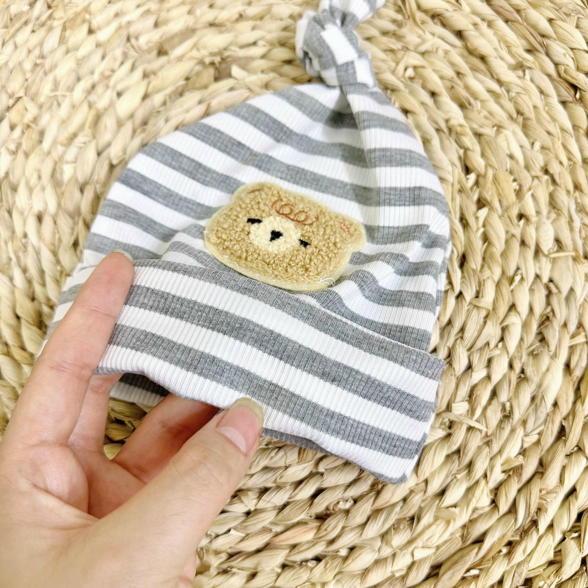 Mũ Nỉ Sơ Sinh Hình Gấu Kẻ Cho Bé 0-6 Tháng
