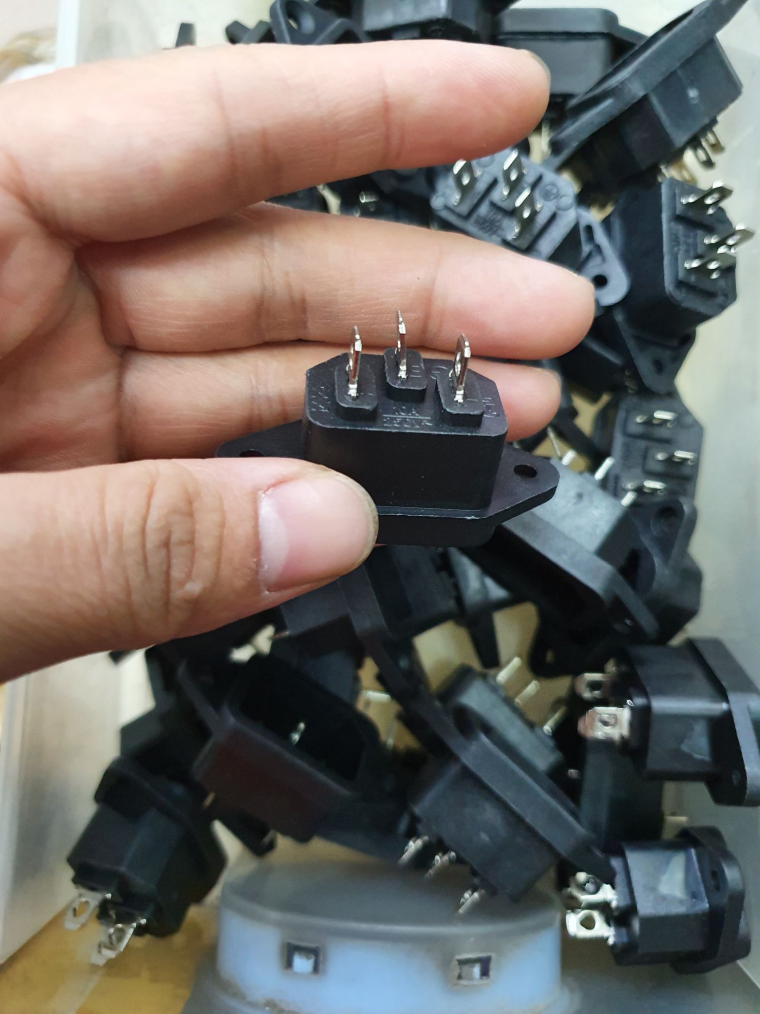 5 chiếc ổ cắm nguồn 3 chân