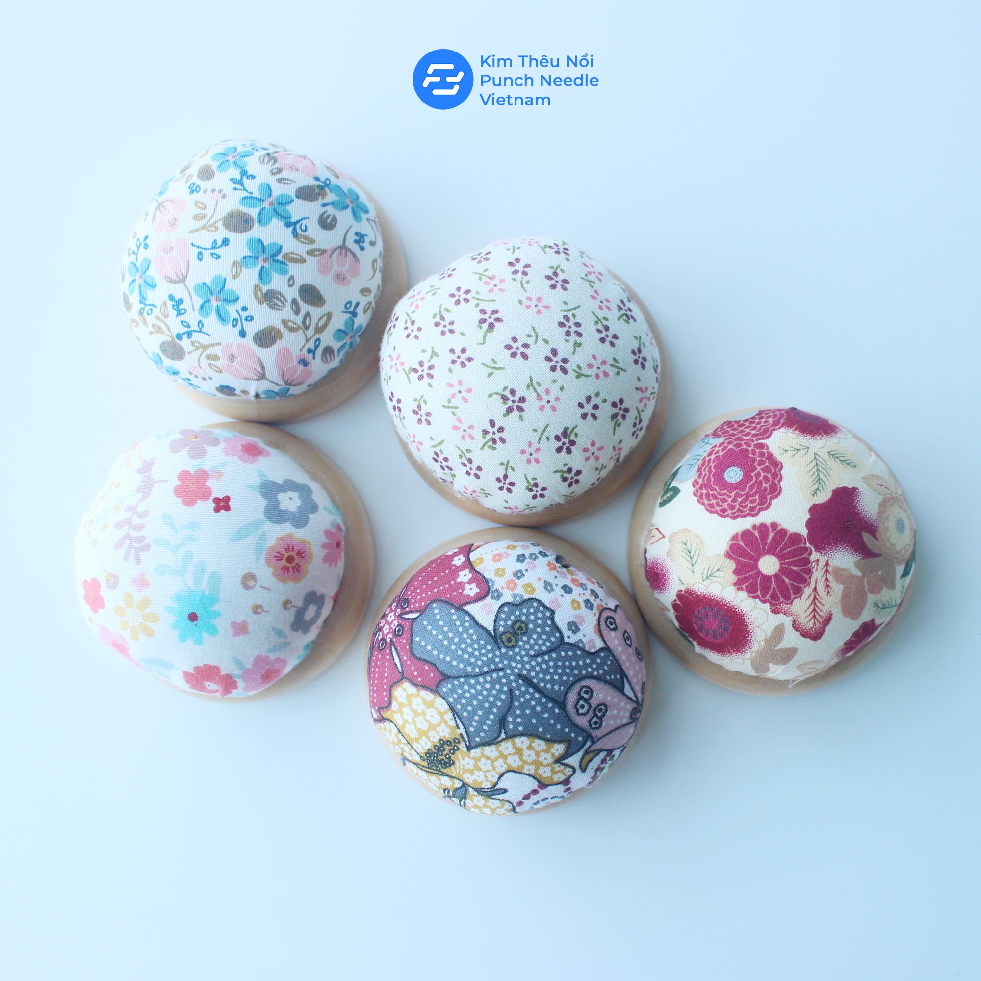 Gối bông cắm kim đế gỗ handmade