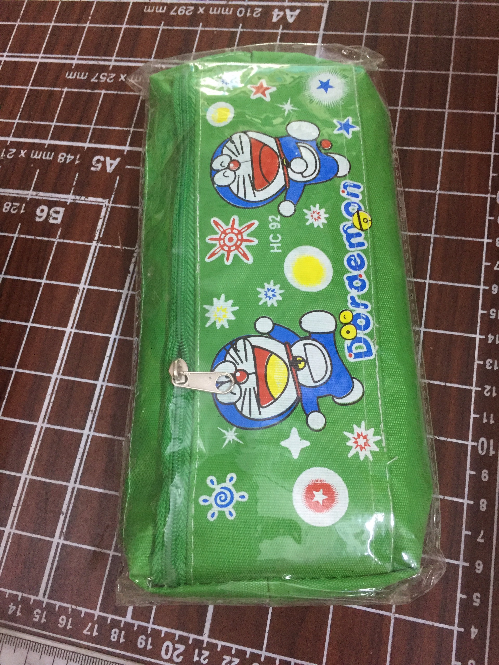 Bóp ví đựng bút viết bằng vải polyester hình Doraemon 2 ngăn