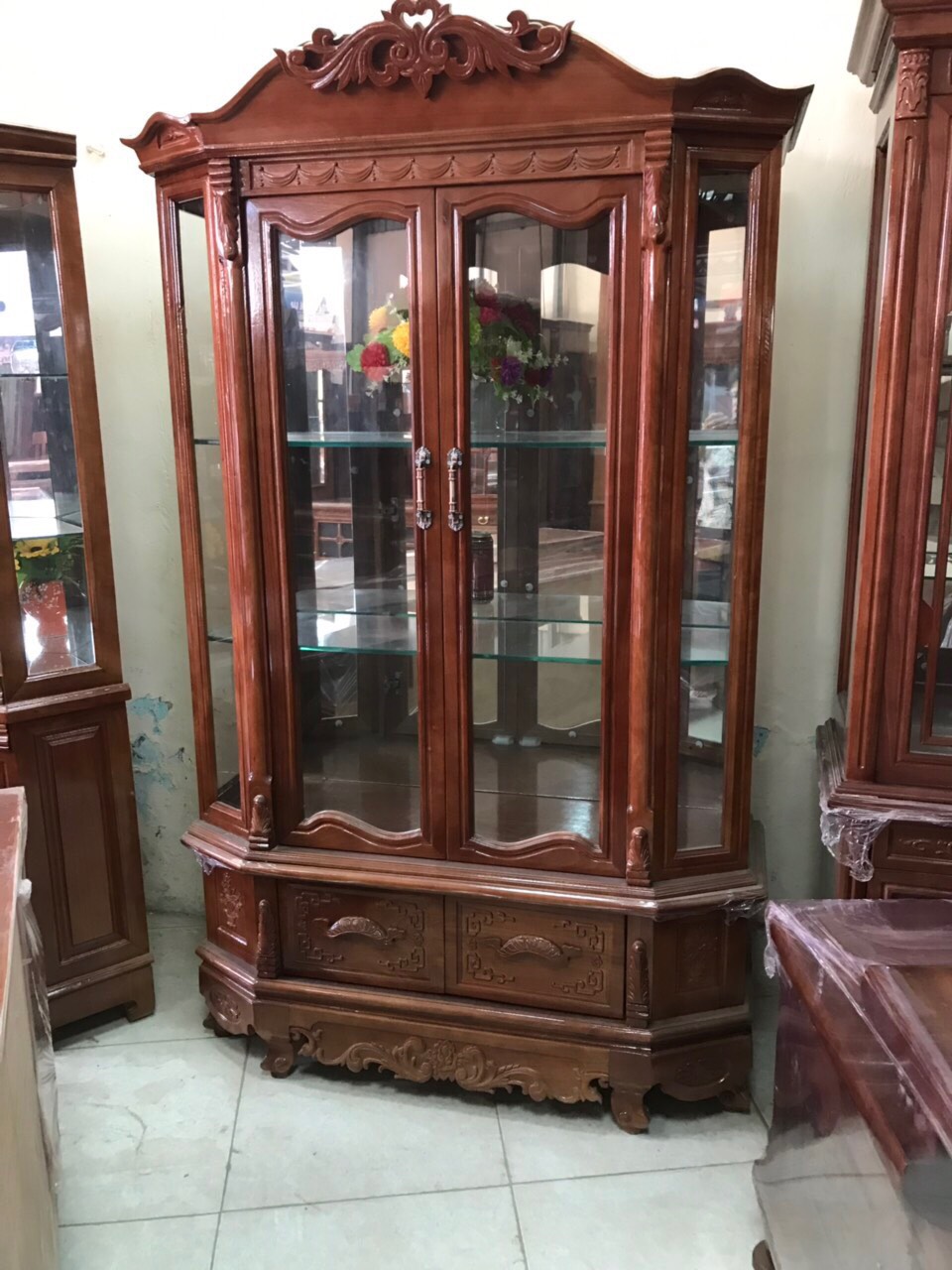 Tử Trưng Bày Phòng Khách Sang Trọng