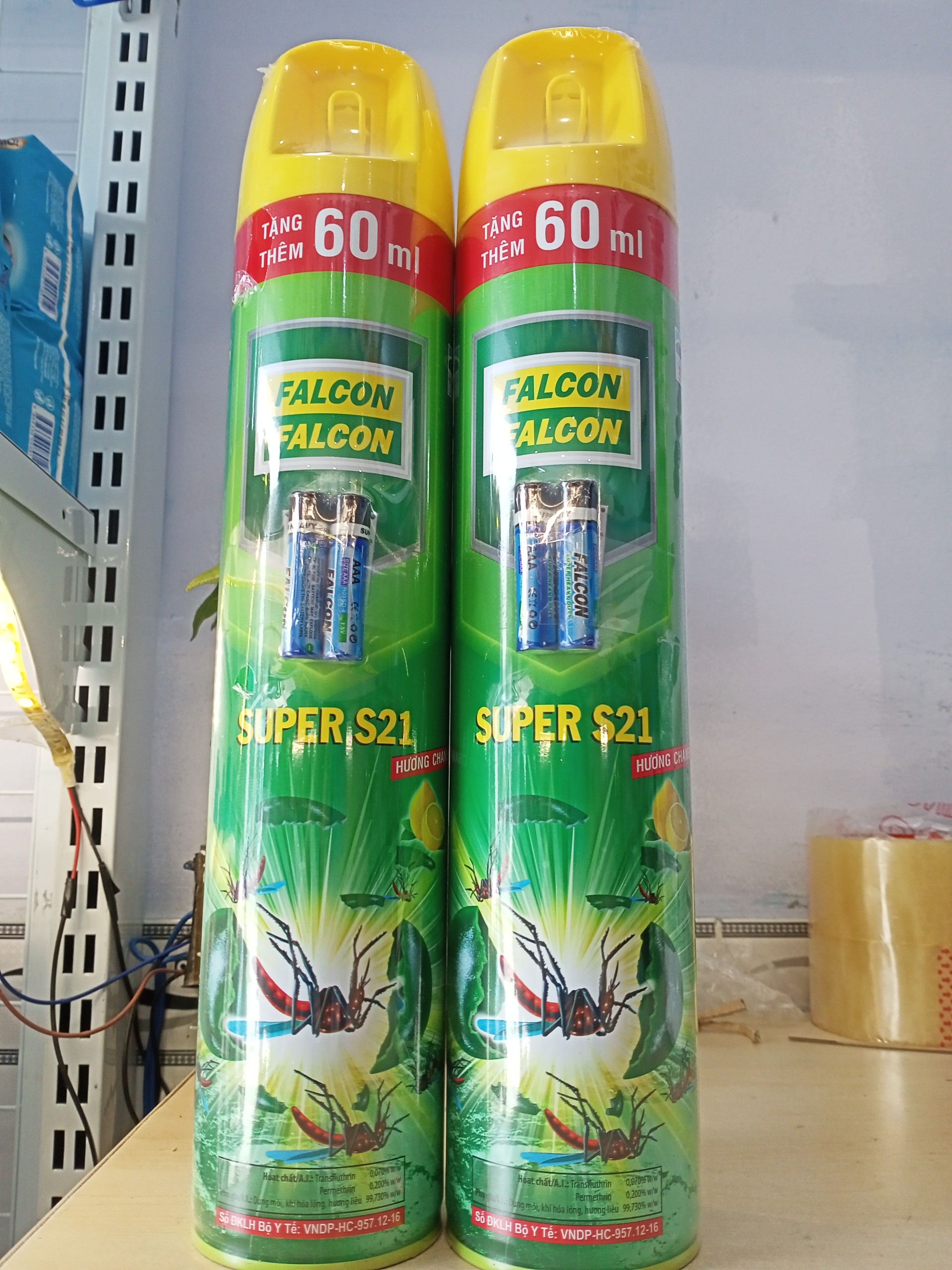 Combo 2 Bình xịt côn trùng Falcon 90 hương chanh 600ml tặng thêm 60ml+ 2 pin