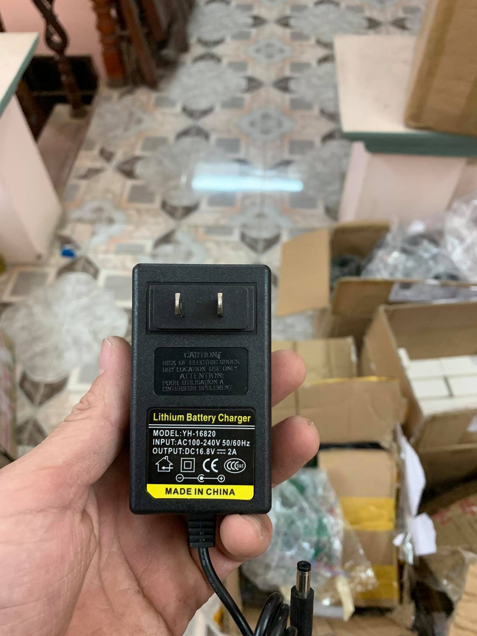 Sạc 4S 16.8V - 2A dùng cho pin Li-ion (Có Đèn Báo Đầy, Giắc Sạc 5.5*2.1mm)
