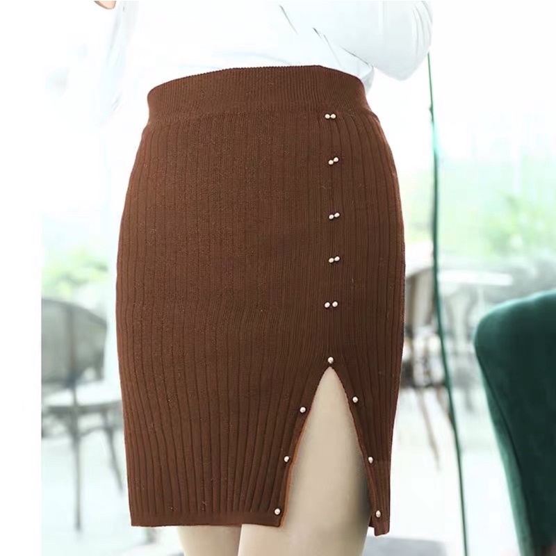 Chân váy len dáng ngắn xẻ lệnh đính cúc