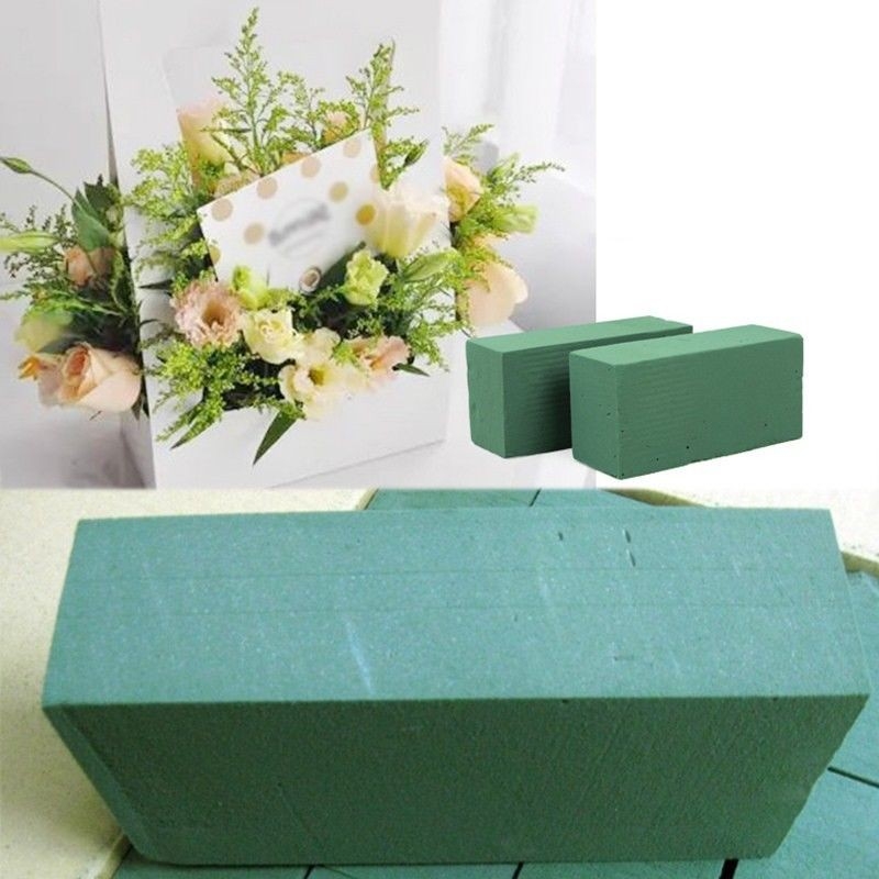 Một viên xốp cắm hoa tươi