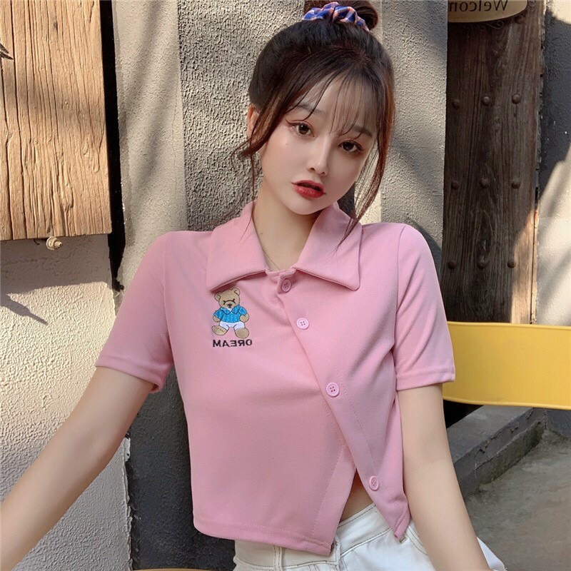 Áo thun croptop cổ bẻ phối nút xéo thêu hình gấu stype ttsa1322