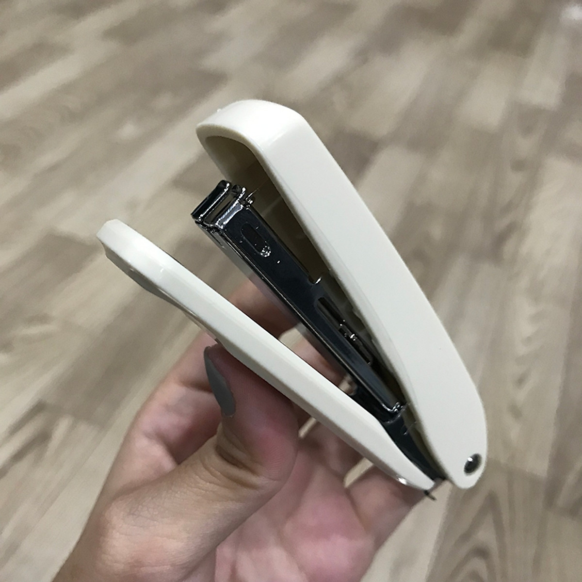 Dập Ghim Số 10 Deli E0281 Nhỏ Gọn Tiện Lợi, Siêu Bền, Chống Gỉ