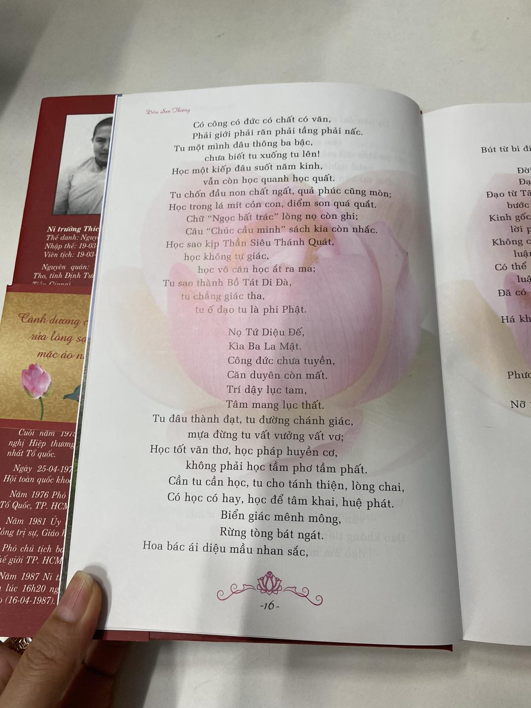 SÁCH - ĐÓA SEN THIÊNG