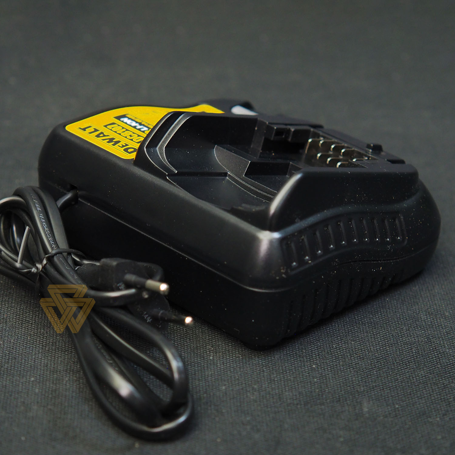 Bộ Sạc Pin Chậm Lithium 10.8-18V Dewalt DCB107-B1