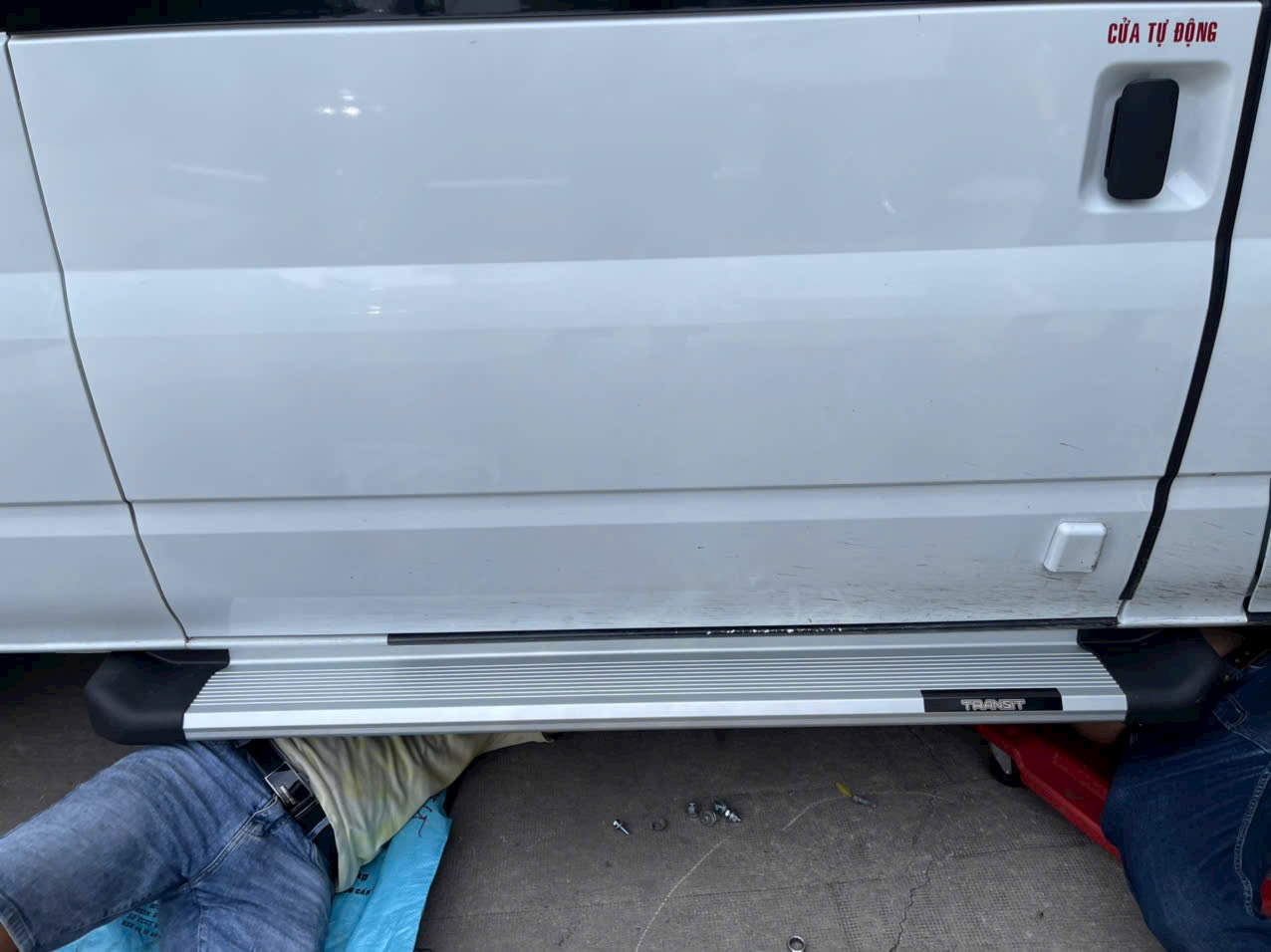 Bậc bước ngoài (NHÔM ĐÚC) FORD Transit