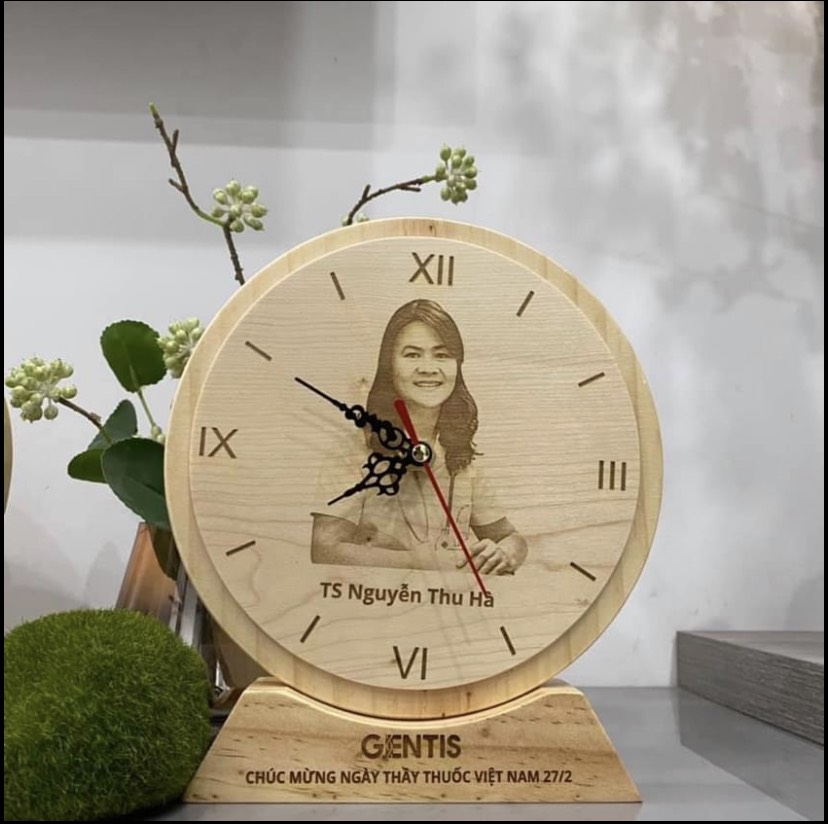 Điêu khắc hình ảnh lên đồng hồ gỗ