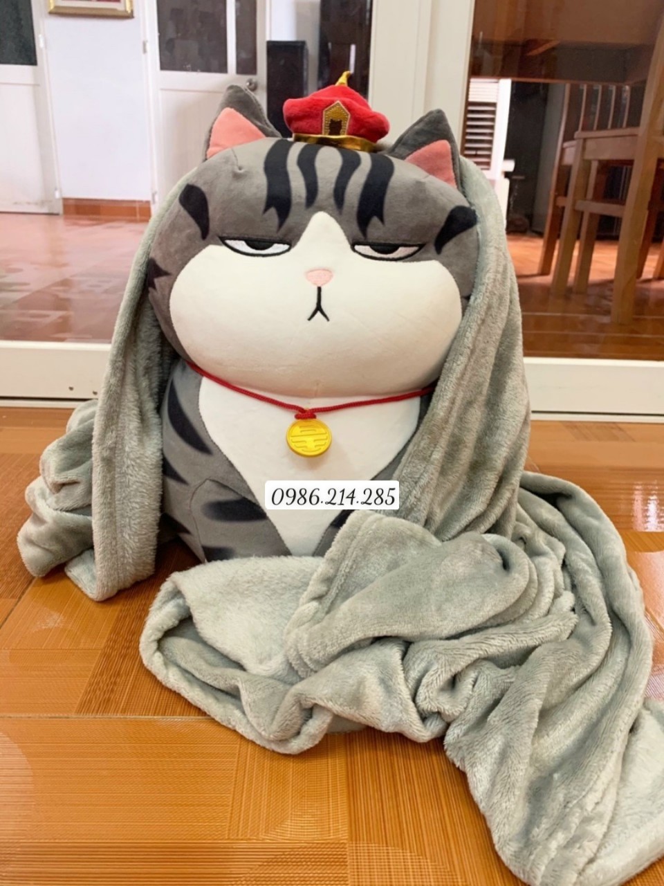 [HCM] Gấu Bông Mèo Hoàng Thượng 60cm Kèm Mền 1mx1m7. Chất Liệu Vải Nhung Mềm Mịn. Gấu Thiết Kế Đẹp. Chất Liệu Vải Nhung Mềm Mịn. Gấu Bông giá Rẻ. Gấu Bông giá Rẻ Dành Cho Bé Yêu