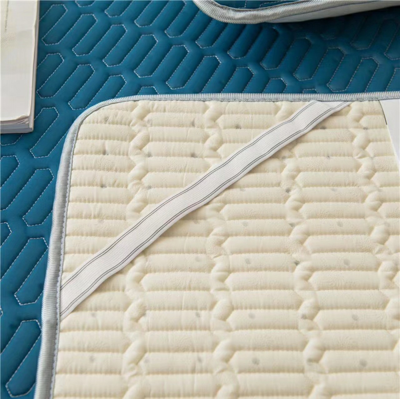 Chiếu điều hòa cao su non 1m8 xanh đậm