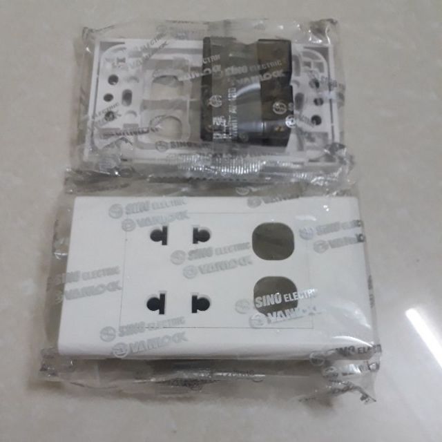 MẶT 2 Ổ CẮM + 2 LỖ - SINO - S18 (ĐÃ BAO GỒM 2 CÔNG TẮC)