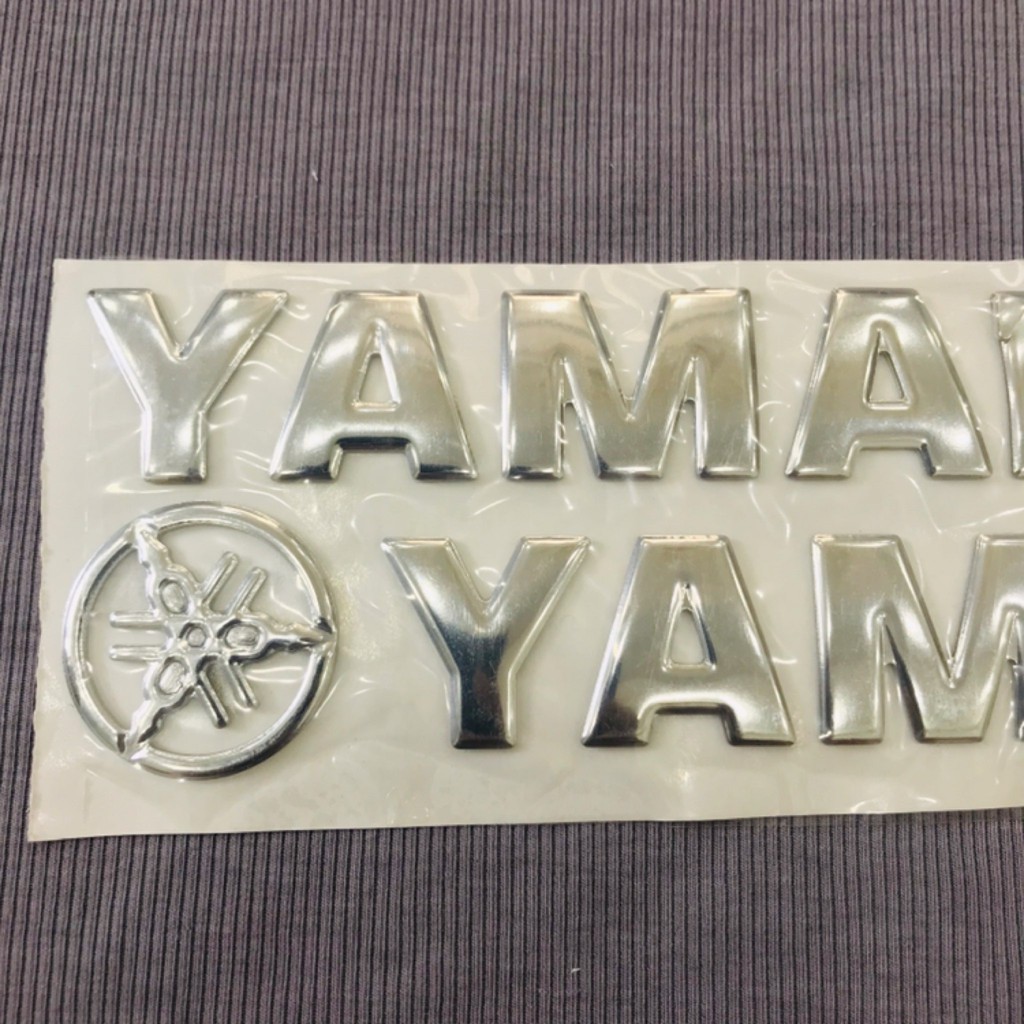 Cặp tem chữ nổi Yamaha sắc nét màu bạc