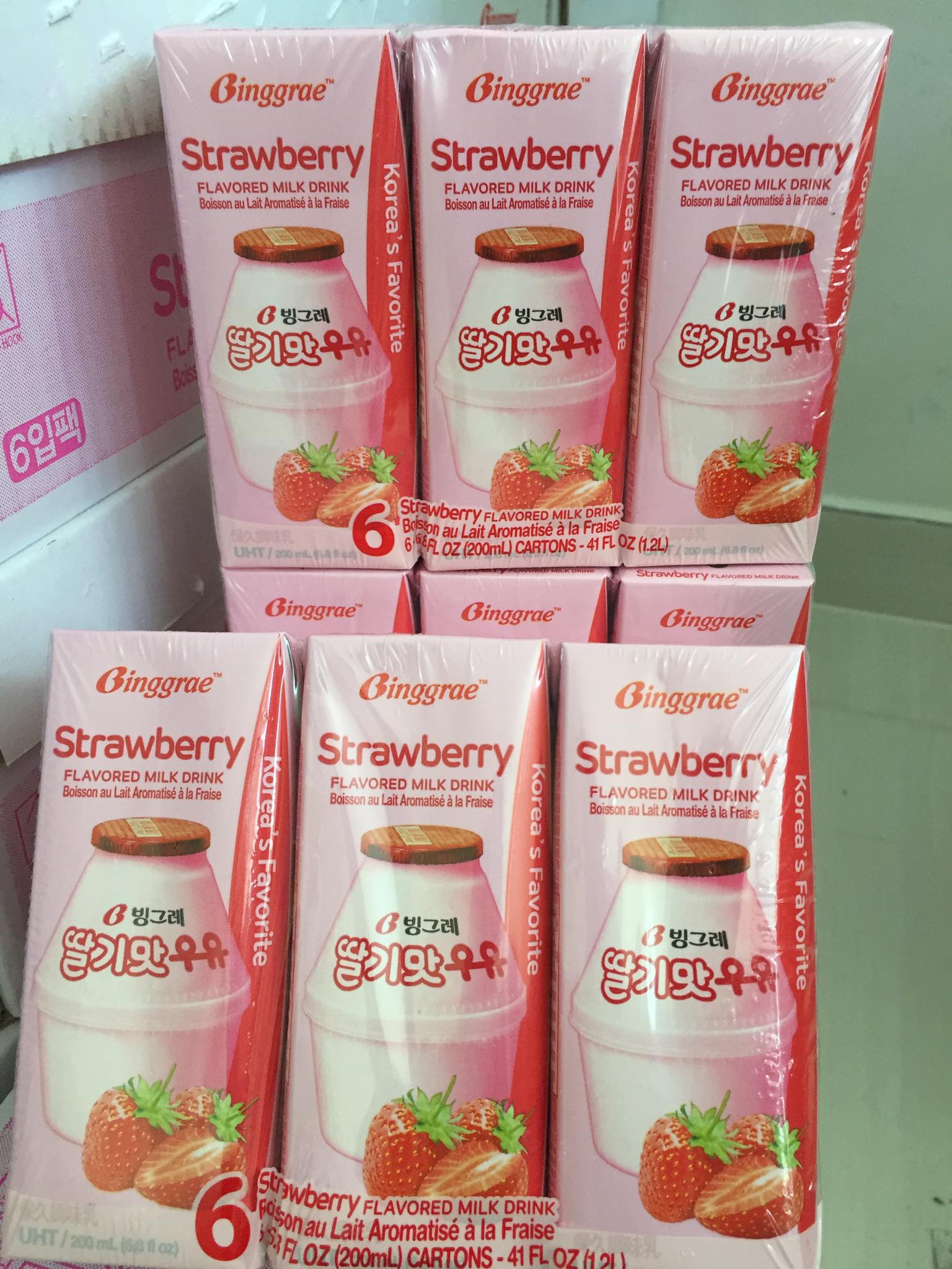 Sữa dâu binggrae hàn quốc ( 1 thùng 24 hộp x 200ml )