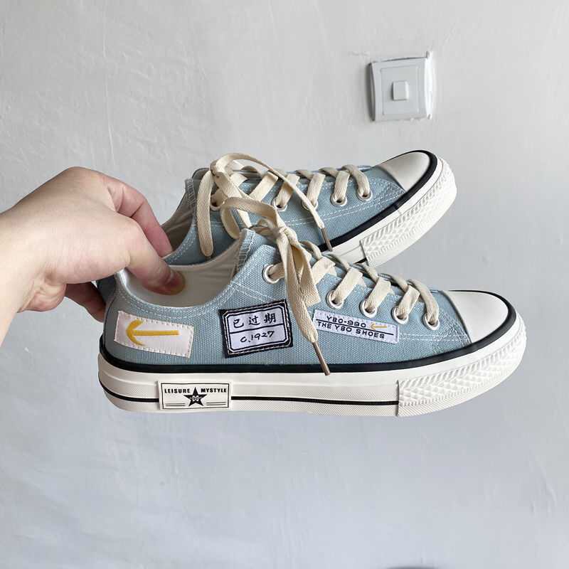 Giày Converse thiết kế giản dị