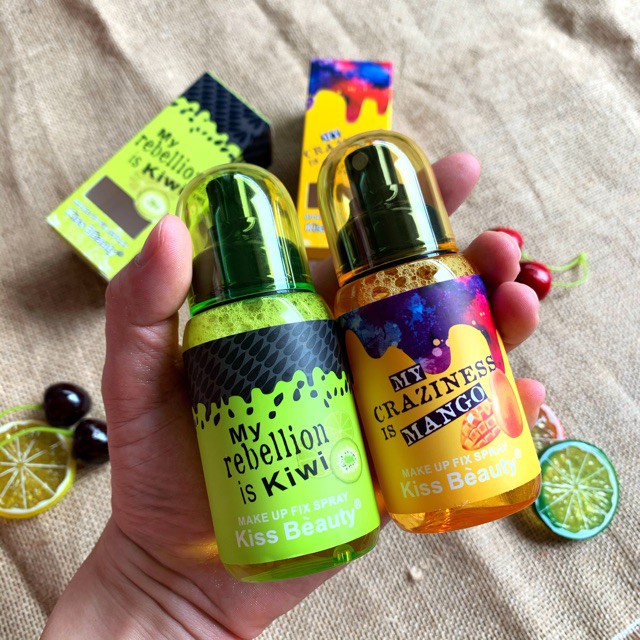 Xịt khóa trang điểm vị trái cây Kiss beauty Kiss Beauty Makeup Fix Spray  giữ lớp makeup cực lâu trôi, giúp cho lớp nền ko bị mốc, giảm tình trạng cakey khi da khô , luôn căng bóng.