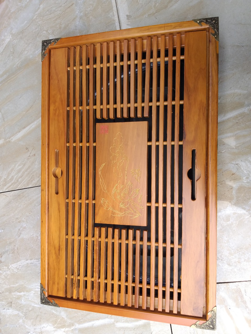 Khay gỗ đẹp, nẹp đồng 4 góc chắc chắn