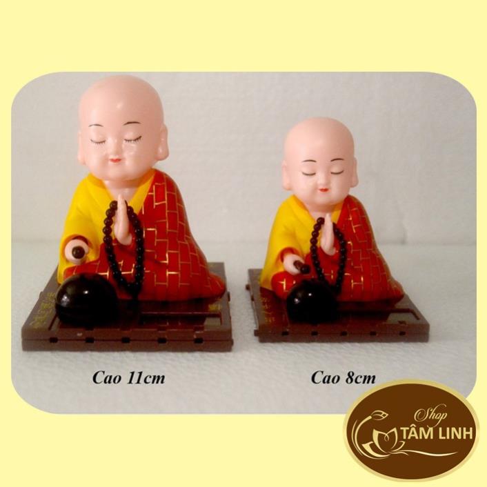 Chú tiểu gõ mõ tụng kinh sử dụng năng lượng mặt trời