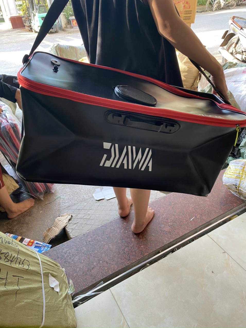 thùng đựng cá daiwa ( gấp gọn , màu ngẫu nhiên )