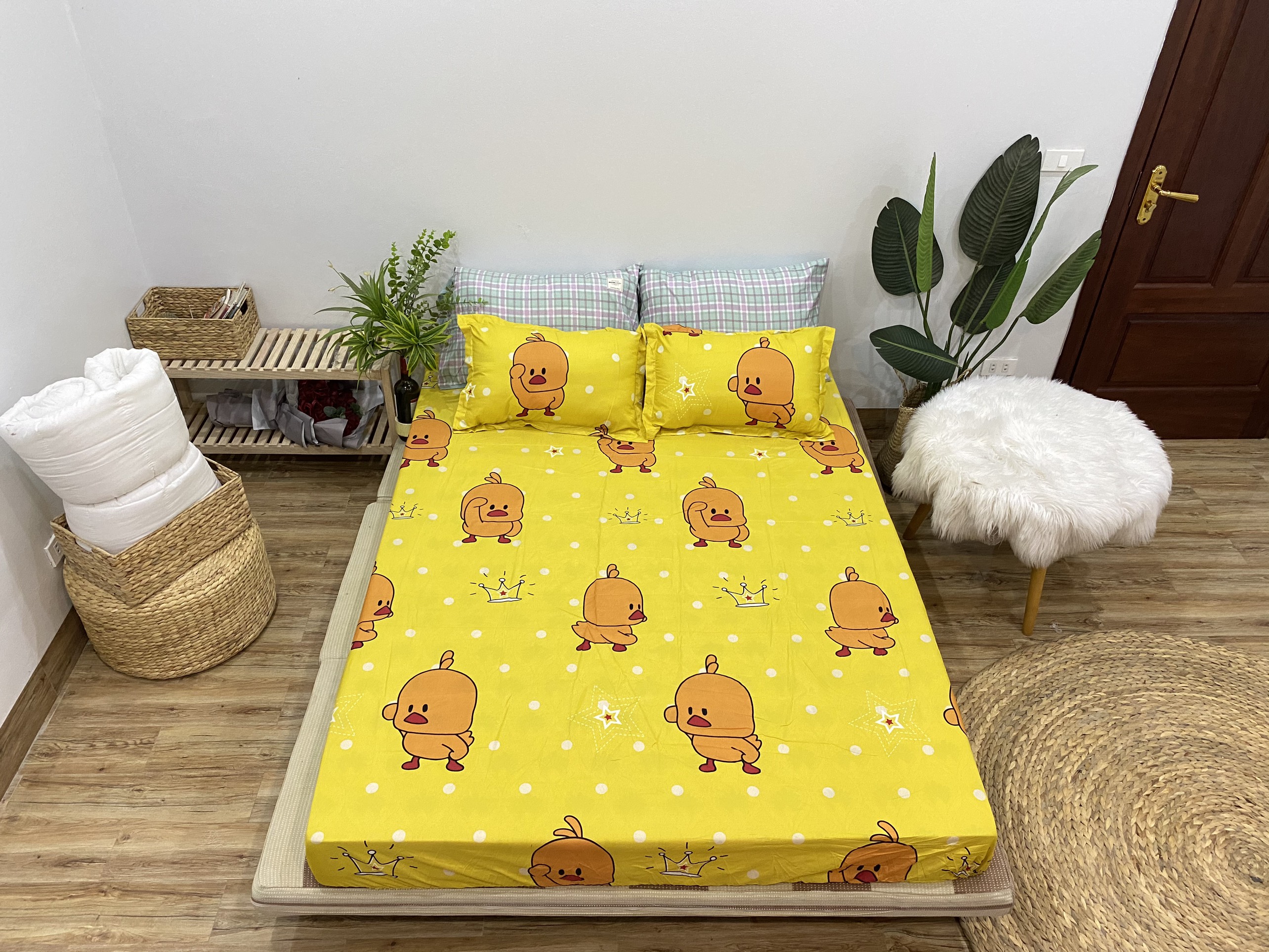 Set Ga Gối Mẫu Vịt Vàng Mã CHM18 gồm (1 ga + 2 vỏ gối nằm +1 vỏ gối ôm )