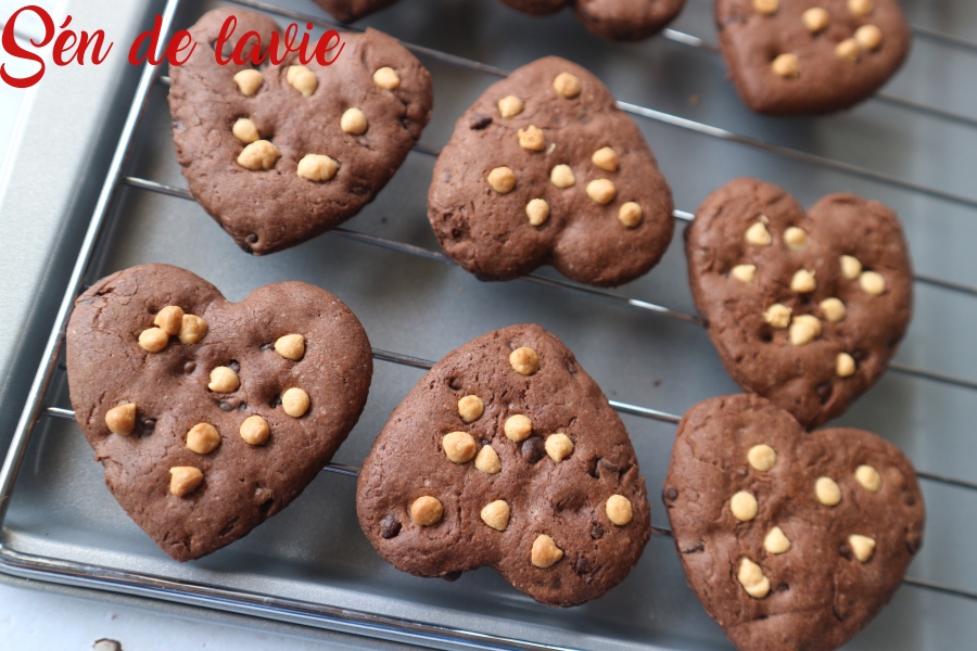 Set bột làm 44 bánh quy sô cô la - gồm bột trộn, nguyên liệu và vật dụng làm 44 bánh cookies sô cô la - Chocolate Cookies