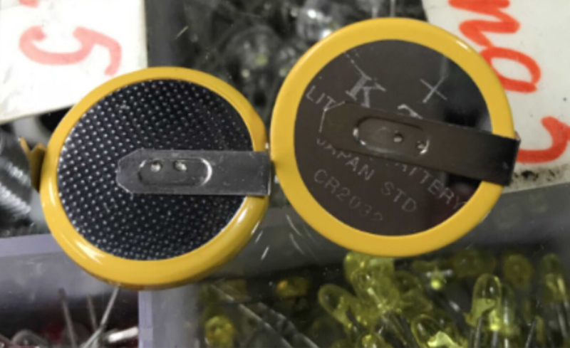 Pin vàng 3v 2 chân cắm cr 2032