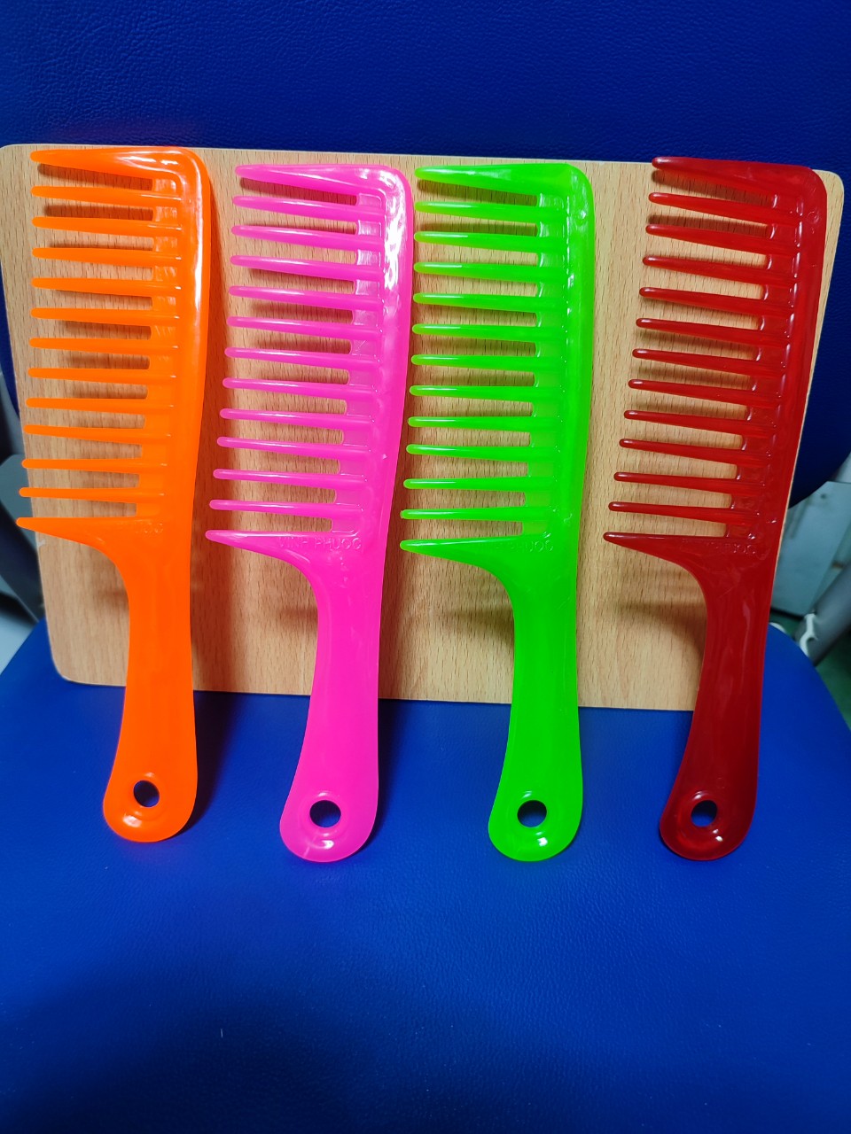 Lược răng thưa đại ( lược xù đại) chải tóc xoăn , tóc rối.