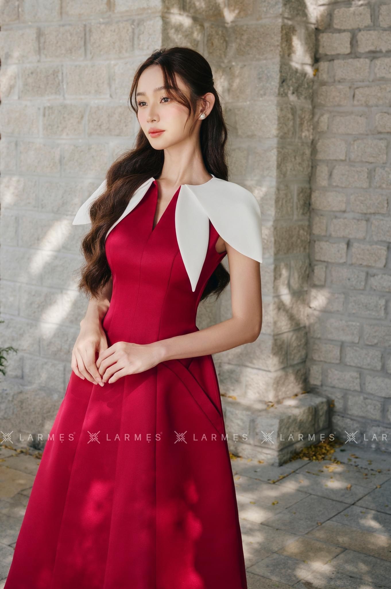 Larmes - đầm dáng dài phối cổ trắng hadid