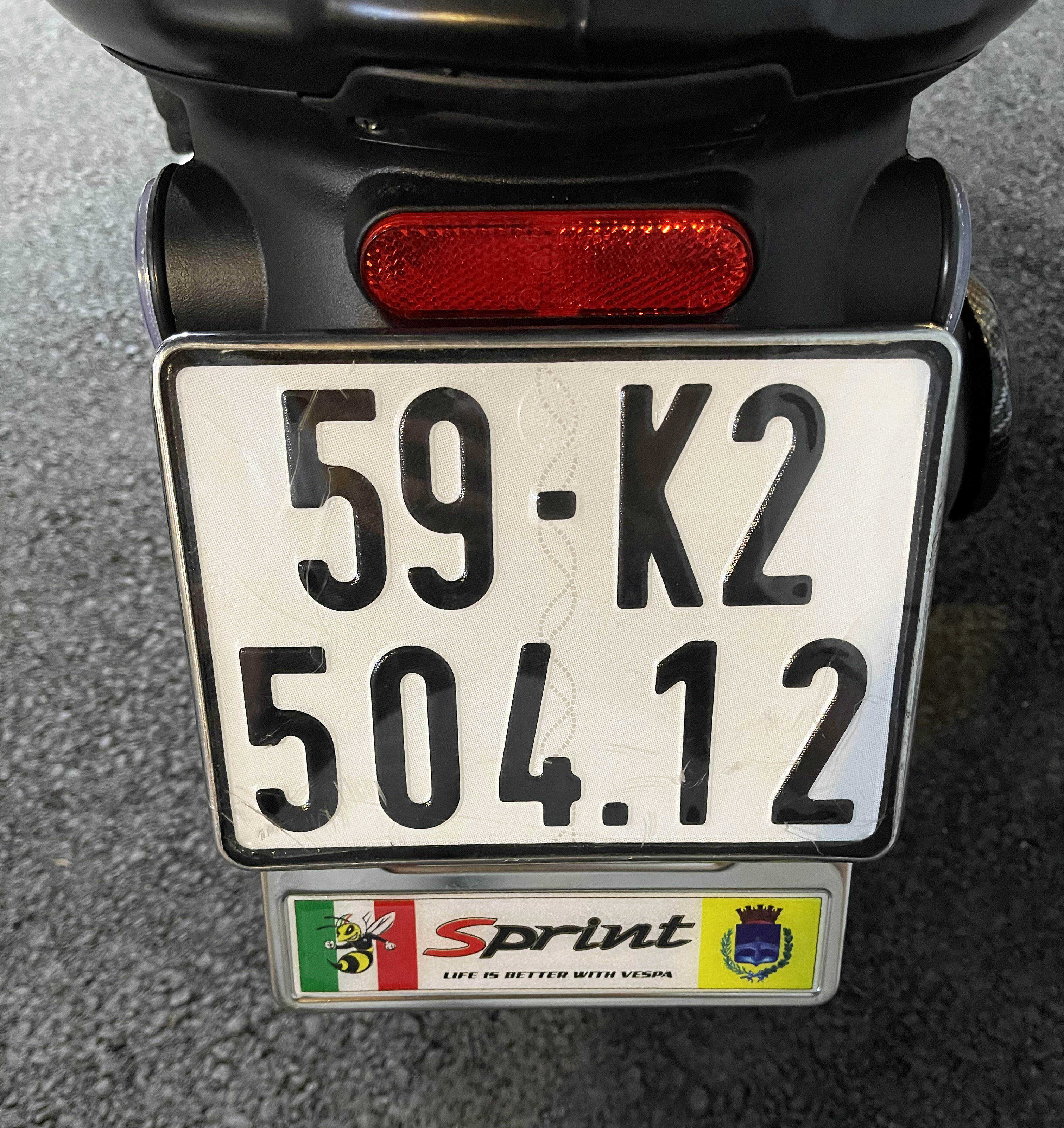 Đế biển số Vespa