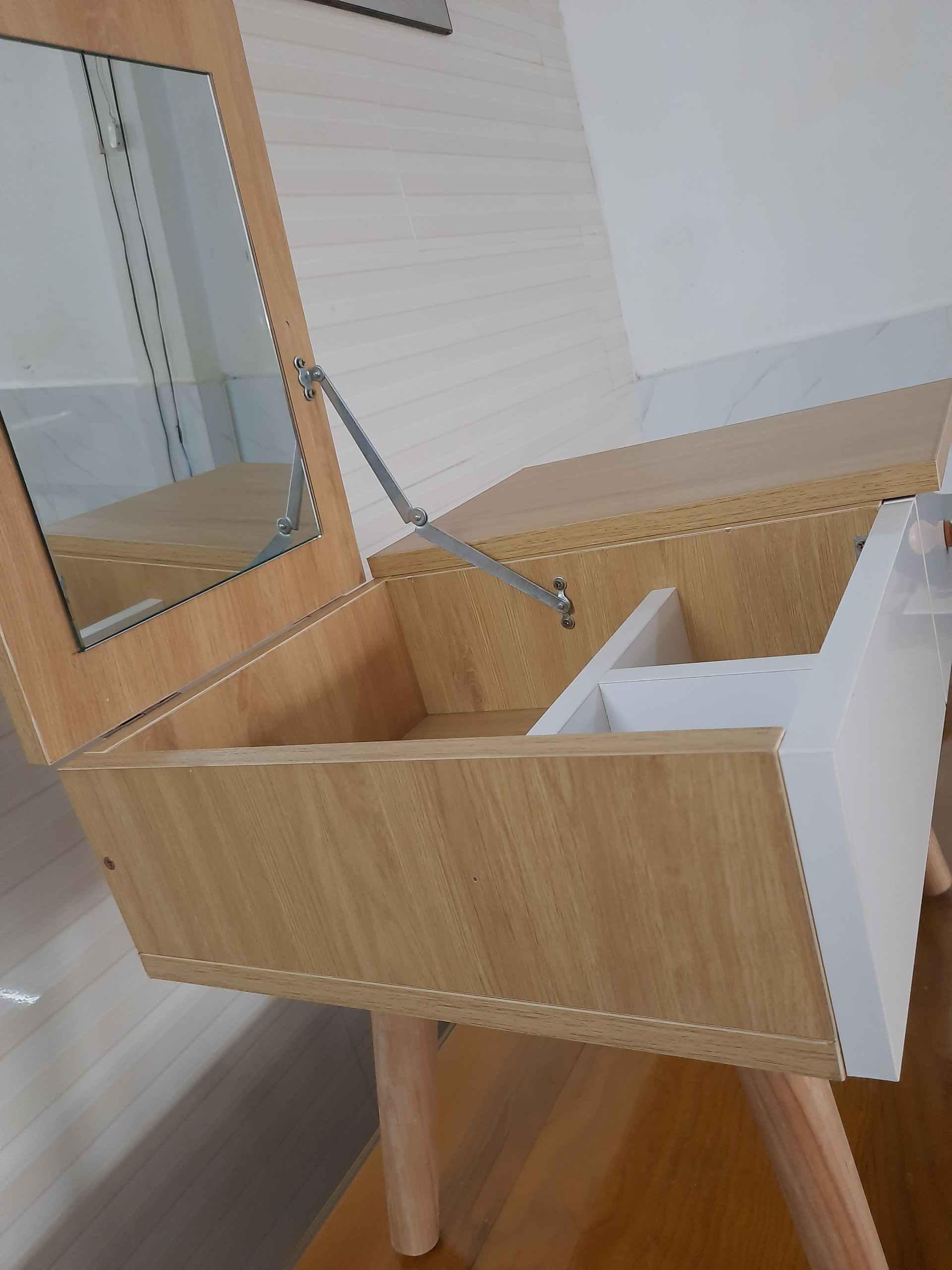 Bàn trang điểm mini hiện đại