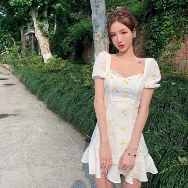 Đầm cherry vàng cúp ngực