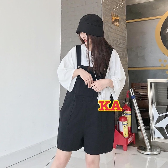 Set yếm đùi ống rộng và áo thun trắng