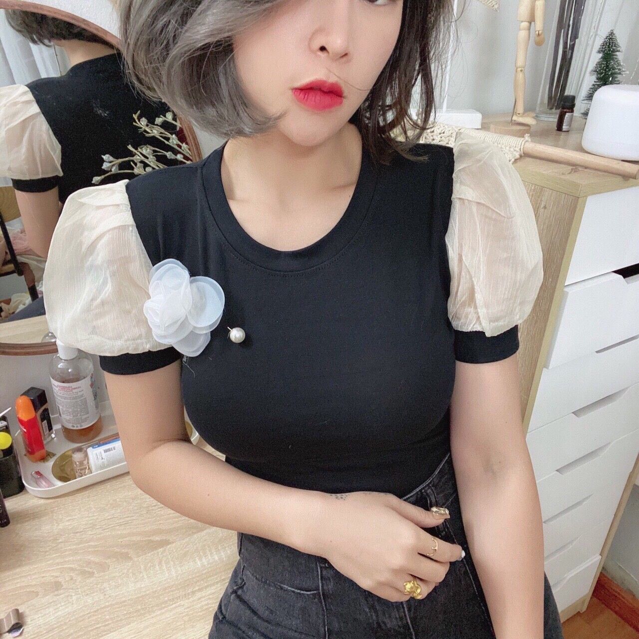 Áo thun tay phồng cổ tròn nơ ngực
