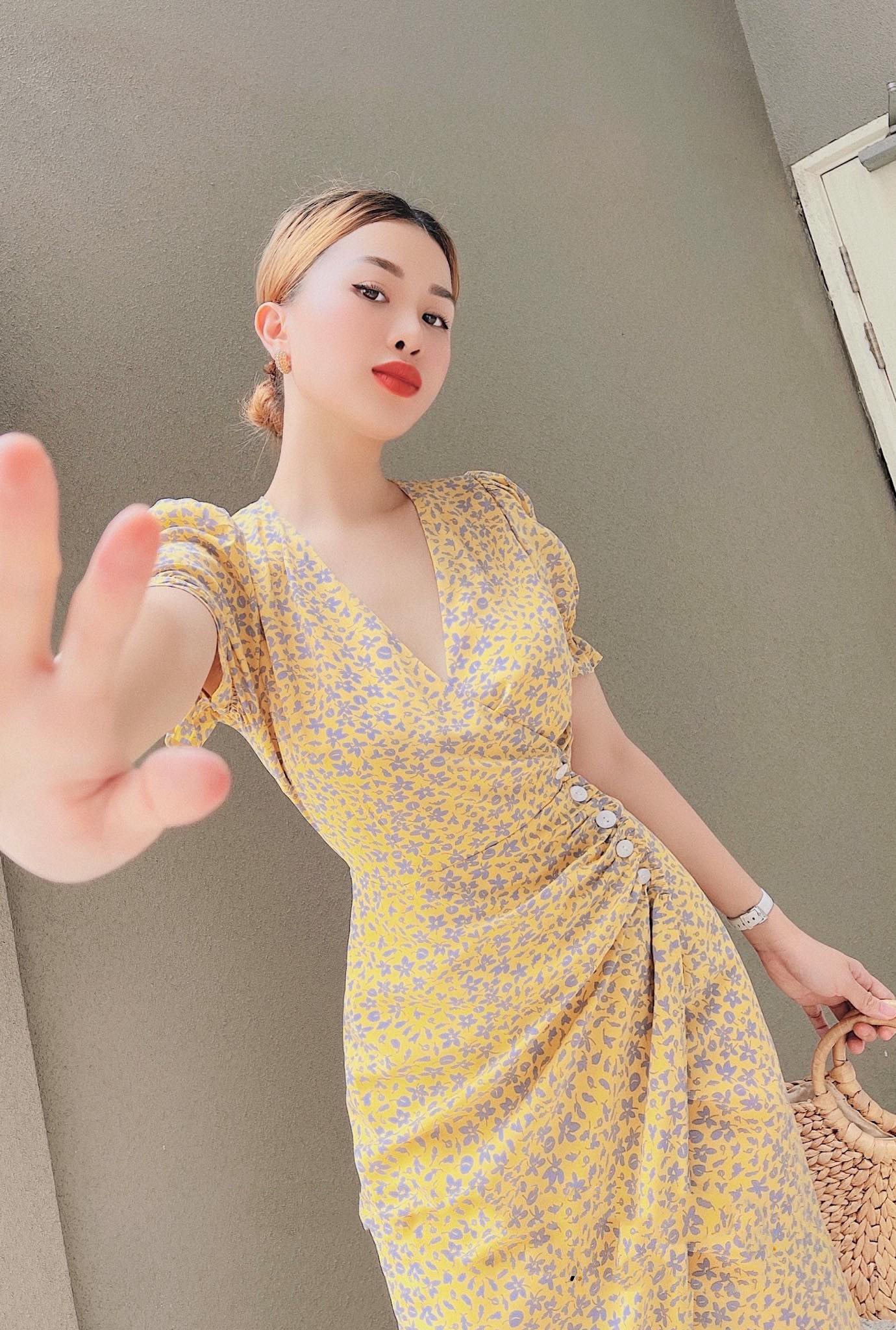 VÁY HOA VÀNG CỔ V LI XẾP CÚC TRC