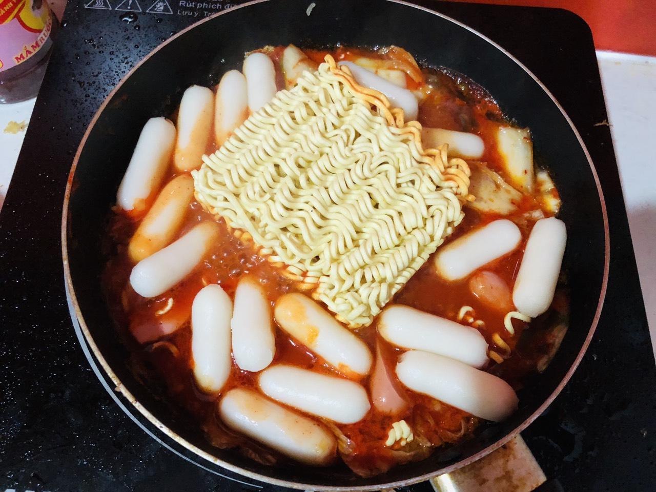 combo bánh gạo phô mai nấu mì cay (500g bánh gạo nhân phô mai sốt kim chi xúc xích mì chinnoo)