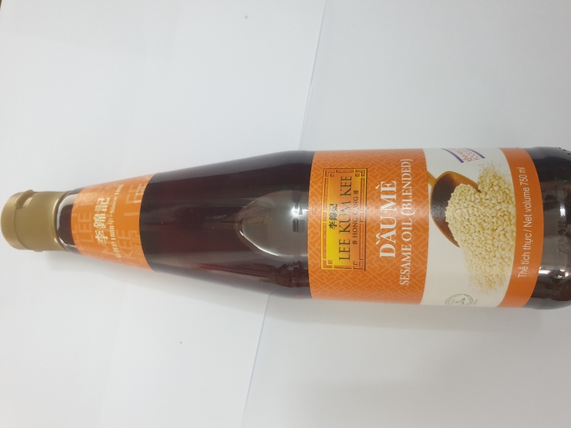 Dầu mè nhãn hiệu lee kum kee chai 750ml