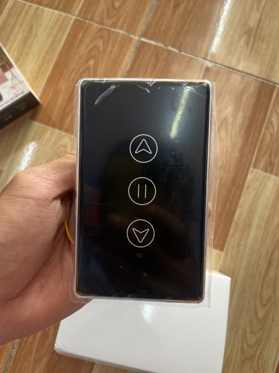 Công tắc cửa cuốn tuya wifi